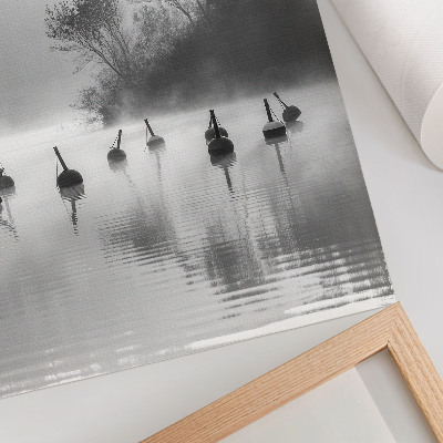 Lámina artística de alta calidad Paisaje en blanco y negro con boyas y niebla.