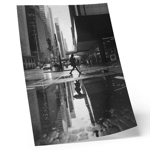 Lienzo decorativo moderno con gráficos de ciudad bajo la lluvia en blanco y negro
