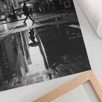 Lienzo decorativo moderno con gráficos de ciudad bajo la lluvia en blanco y negro