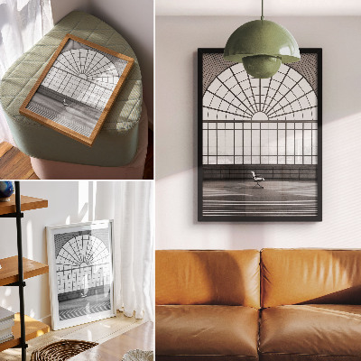 Póster con colores saturados Silla minimalista con grandes ventanales arqueados.