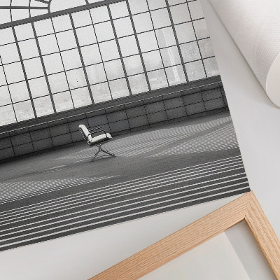 Póster con colores saturados Silla minimalista con grandes ventanales arqueados.