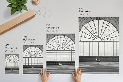 Póster con colores saturados Silla minimalista con grandes ventanales arqueados.