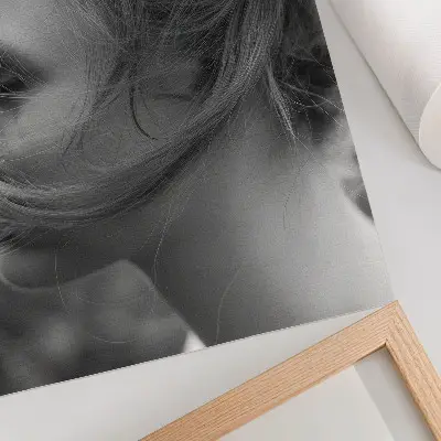 Póster retrato en blanco y negro de emociones, sutileza y elegancia
