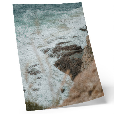 Lámina artística de alta calidad Olas del mar y una costa rocosa en tonos turquesa.
