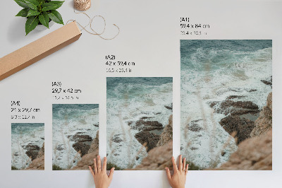 Lámina artística de alta calidad Olas del mar y una costa rocosa en tonos turquesa.