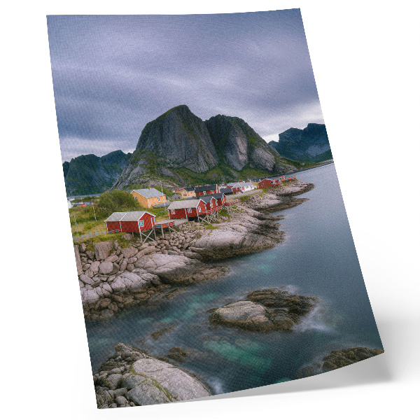 Póster con colores saturados Casas rojas, montañas, agua al fondo, ambiente tranquilo