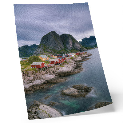 Póster con colores saturados Casas rojas, montañas, agua al fondo, ambiente tranquilo