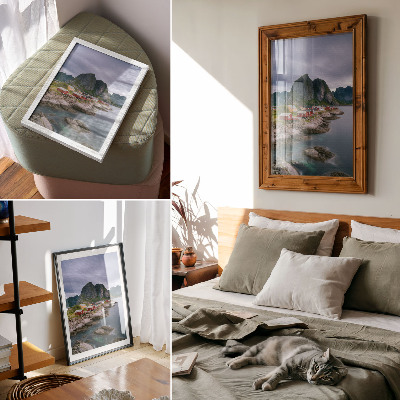 Póster con colores saturados Casas rojas, montañas, agua al fondo, ambiente tranquilo