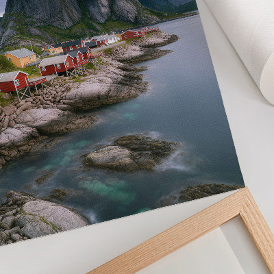 Póster con colores saturados Casas rojas, montañas, agua al fondo, ambiente tranquilo