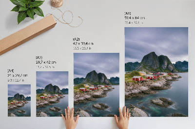 Póster con colores saturados Casas rojas, montañas, agua al fondo, ambiente tranquilo
