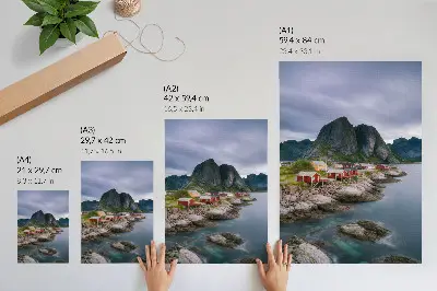 Póster con casas rojas y montañas con colores saturados, agua al fondo y ambiente tranquilo