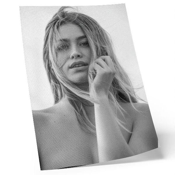 Póster Un retrato de una mujer llena de emociones