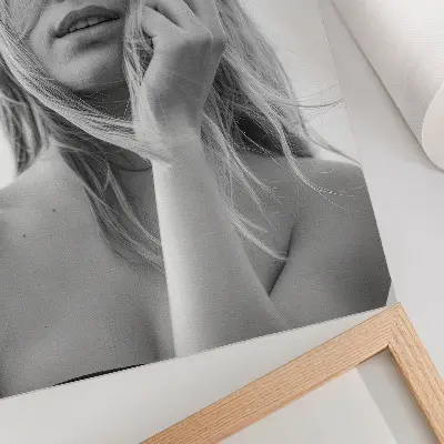 Póster retrato de una mujer llena de emociones