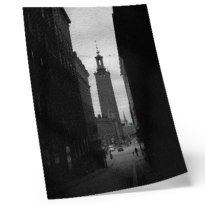 Póster con colores saturados Calle en blanco y negro con una torre en el centro monumental.