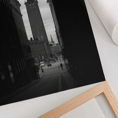 Póster con colores saturados Calle en blanco y negro con una torre en el centro monumental.