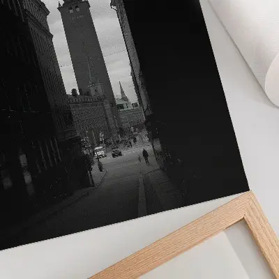 Póster de calle con torre en blanco y negro con colores saturados