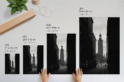 Póster de calle con torre en blanco y negro con colores saturados