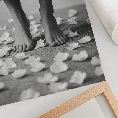 Póster de elegancia con pétalos en blanco y negro y temática de paz