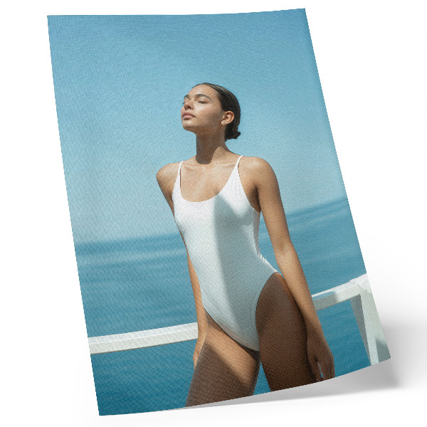 Lienzo decorativo moderno Mujer con el mar de fondo, colores brillantes, minimalismo.