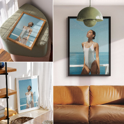 Lienzo decorativo moderno Mujer con el mar de fondo, colores brillantes, minimalismo.