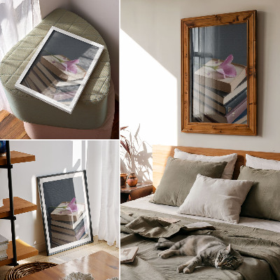 Póster con colores saturados Una pila de libros con una delicada flor encima.
