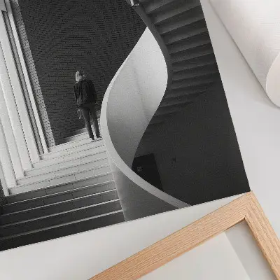 Póster escalera de caracol con diseño minimalista sobre fondo de ladrillo en contraste
