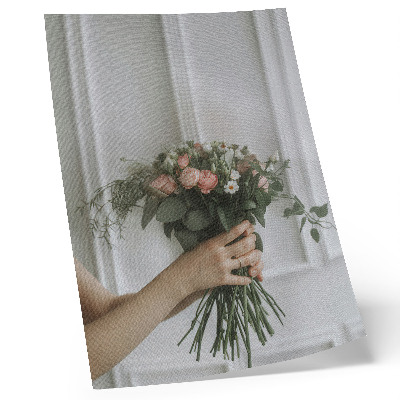 Lámina artística de alta calidad Un ramo de rosas contra una pared blanca.