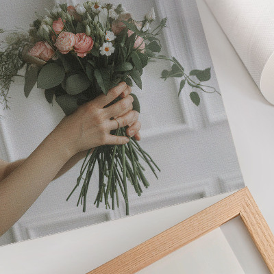 Lámina artística de alta calidad Un ramo de rosas contra una pared blanca.
