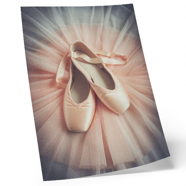 Póster con colores saturados Bailarinas sobre una falda de tul rosa, armonía y elegancia.