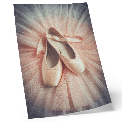 Póster con colores saturados Bailarinas sobre una falda de tul rosa, armonía y elegancia.