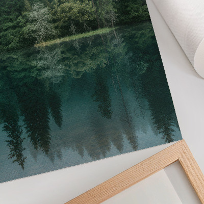 Póster con colores saturados Reflejo de la niebla en el agua, en las profundidades del bosque verde