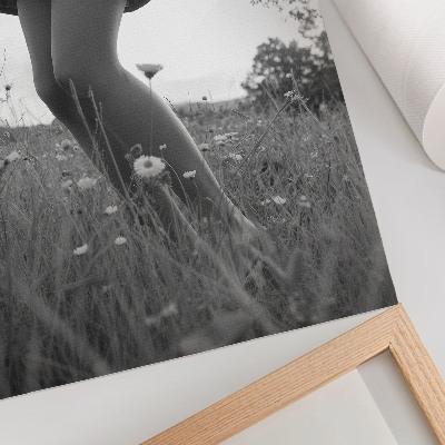 Póster Una fotografía en blanco y negro de un prado lleno de armonía y paz.