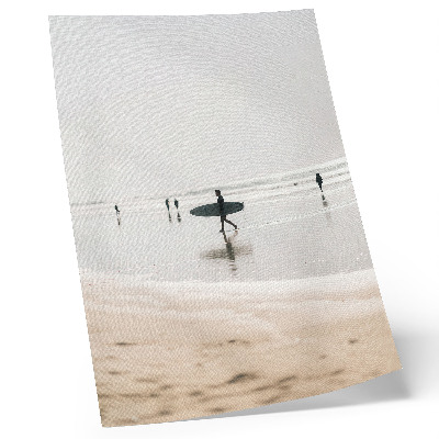 Lámina artística de alta calidad Un surfista caminando por la playa con una tabla.