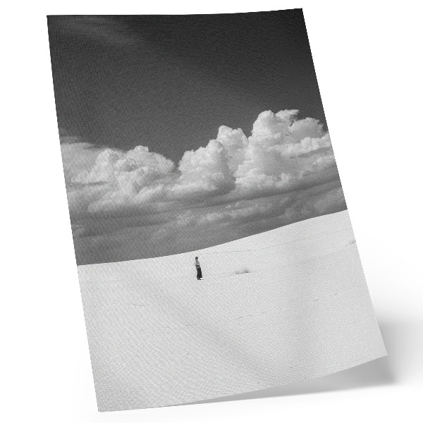 Lámina artística de alta calidad Composición en blanco y negro con nubes y desierto.