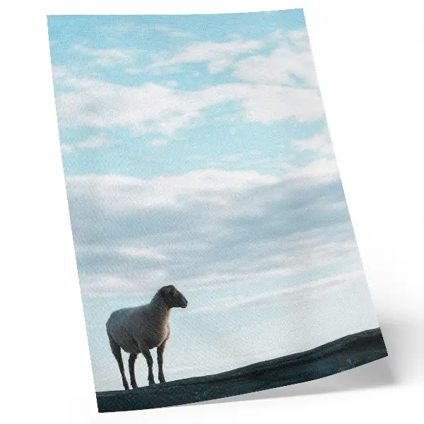 Lienzo decorativo moderno con diseño de nubes en el cielo, ovejas y un profundo ambiente de paz y silencio