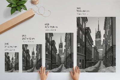 Póster Una calle estrecha con la catedral al fondo.