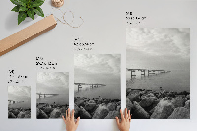 Póster con colores saturados Paisaje tranquilo, puente, playa rocosa, cielo gris