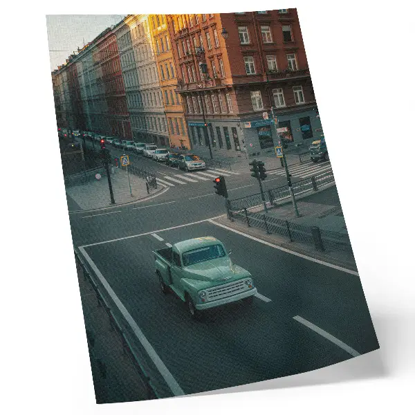 Lámina artística de alta calidad edificios de apartamentos con coche retro al atardecer