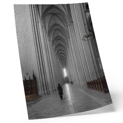 Póster arquitectura gótica con columnas majestuosas