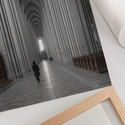 Póster arquitectura gótica con columnas majestuosas
