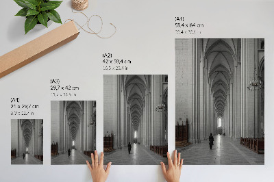 Póster arquitectura gótica con columnas majestuosas