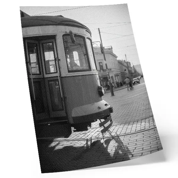 Lámina artística de alta calidad tranvía en blanco y negro en el centro de la ciudad