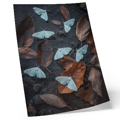 Póster Mariposas sobre un fondo de hojas en tonos otoñales.