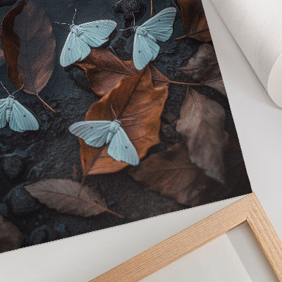 Póster Mariposas sobre un fondo de hojas en tonos otoñales.