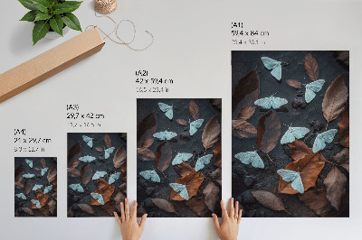 Póster Mariposas sobre un fondo de hojas en tonos otoñales.