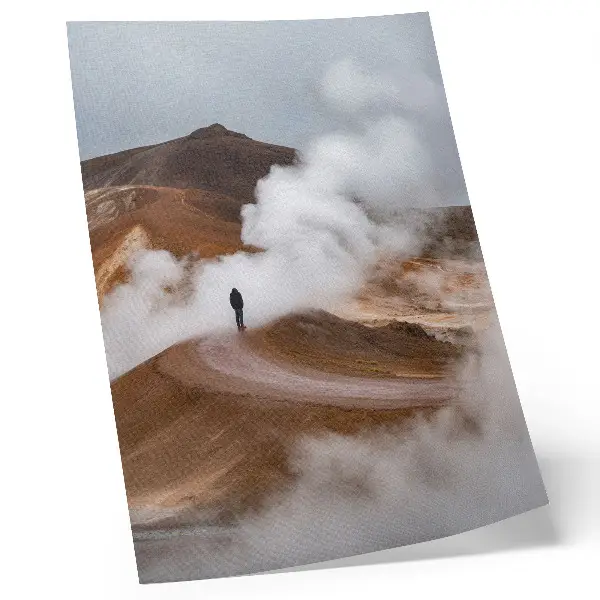 Póster de paisaje con montañas marrones y brumas con colores saturados inspirado en el vagabundo solitario