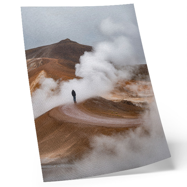 Póster con colores saturados Montañas marrones, brumas humeantes, paisaje de vagabundo solitario