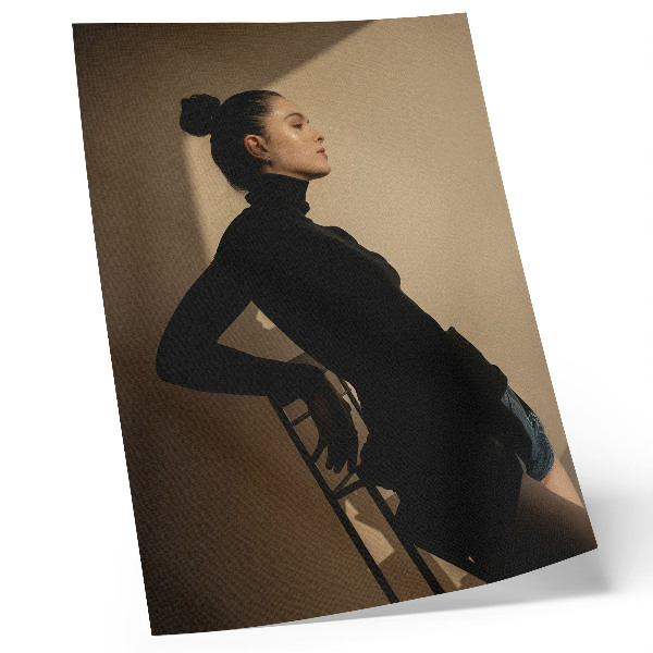 Póster Silueta oscura de una mujer, un rayo de luz, paz