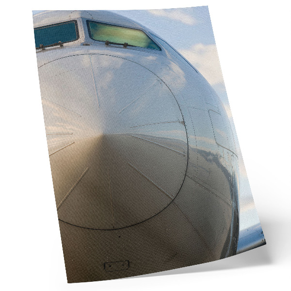 Lámina artística de alta calidad Primer plano de un elegante avión con detalles metálicos.