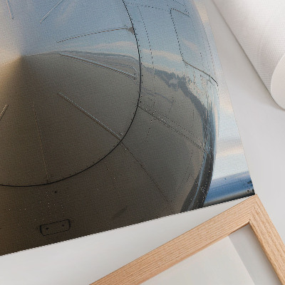 Lámina artística de alta calidad Primer plano de un elegante avión con detalles metálicos.